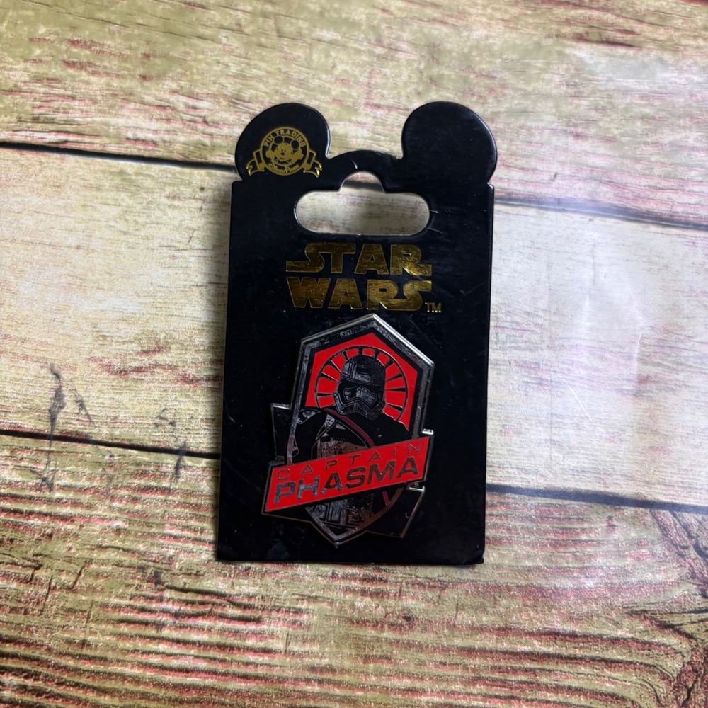 Star Wars Captain Phasma Pin 🖤 Chromecore Goth Metallic Disney Trading